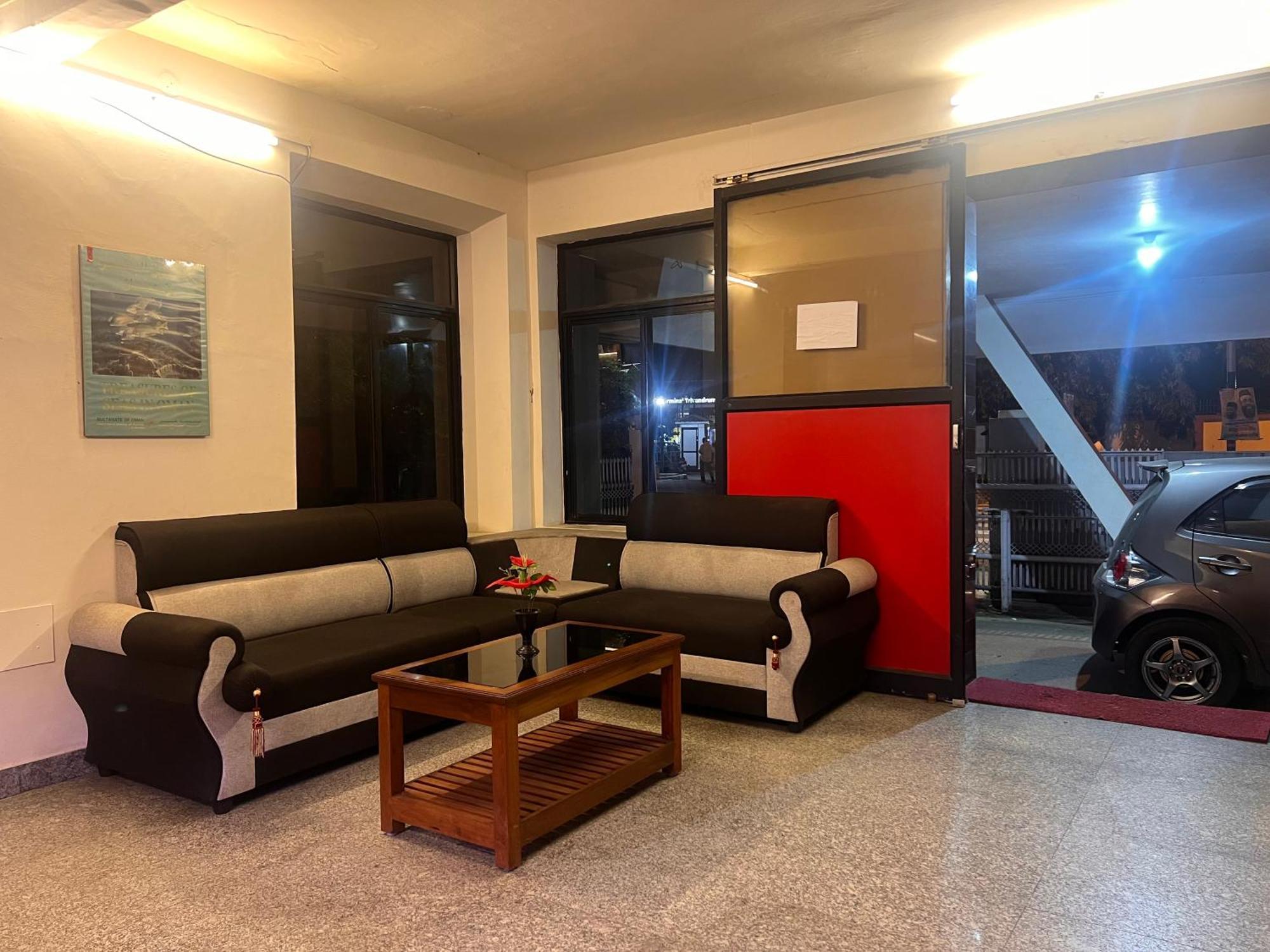 Hotel Sunday - Townhouse Club Airport Trivandrum تريفِندرم المظهر الخارجي الصورة
